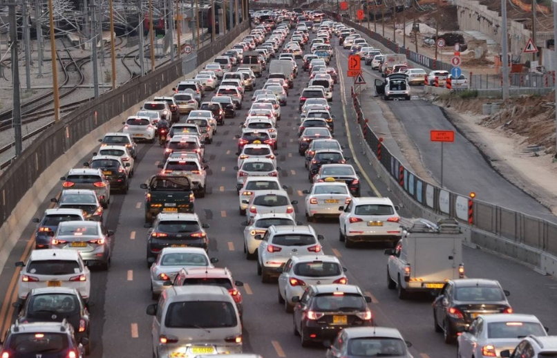 רכבים בדרכים צילום: טל שחר