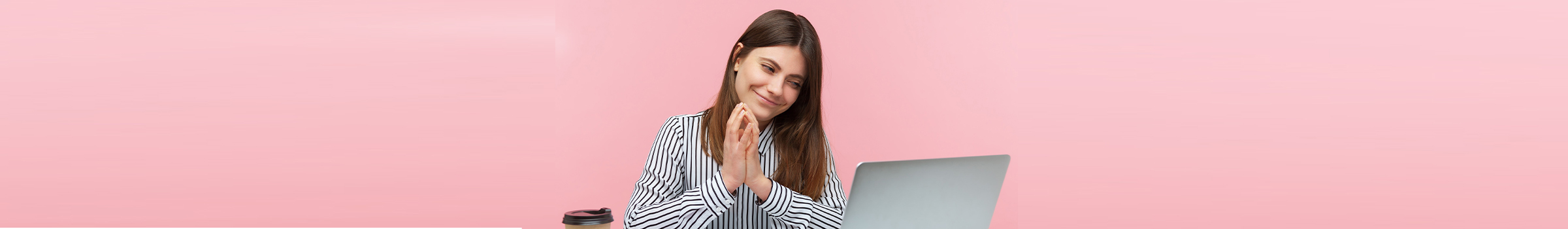 בחורה ליד מחשב על רקע ורוד