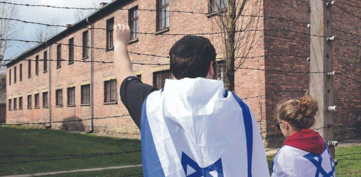 אנשים בביקור בפולין