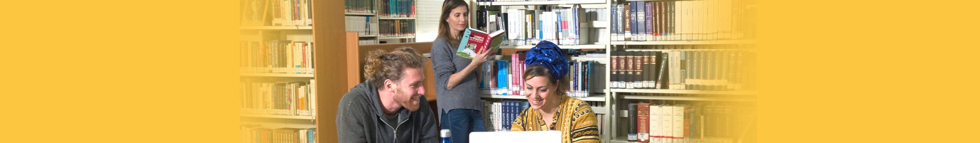 סטודנטים לומדים בספרייה