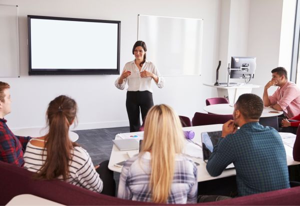 סטודנטים ומרצה בזמן שיעור
