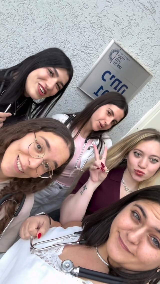 רק עוד יום רגיל בחוג לסיעוד 😎 סטודנטים שנה ב׳ בחוג לסיעוד בתרגול מעשי על מערכת הנשימה. #שערימדעומשפט #סיעוד #תוארראשון תוארראשון #לימודיאחיות #סטודנטים